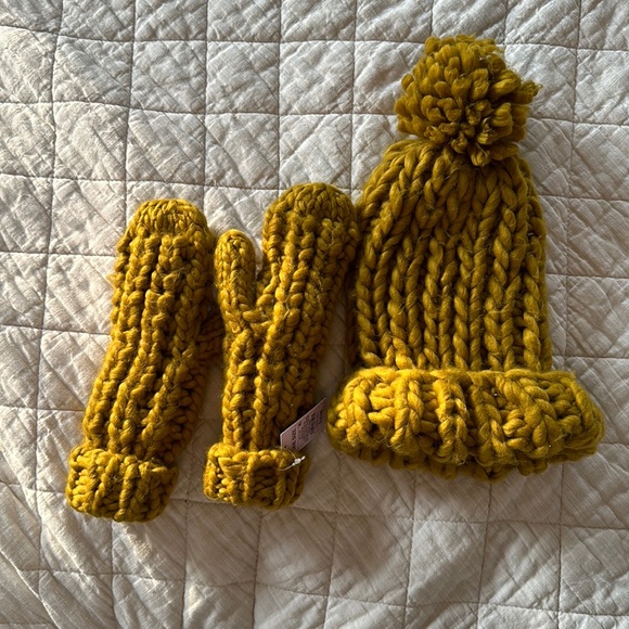 Hat & Mitten Set - Picture 1 of 4